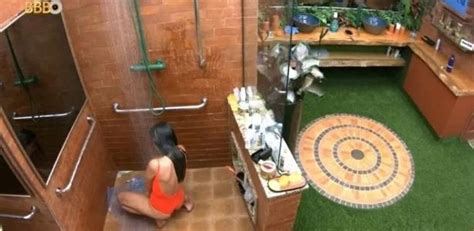 Cantor MC Guimê pelado tomando banho no BBB